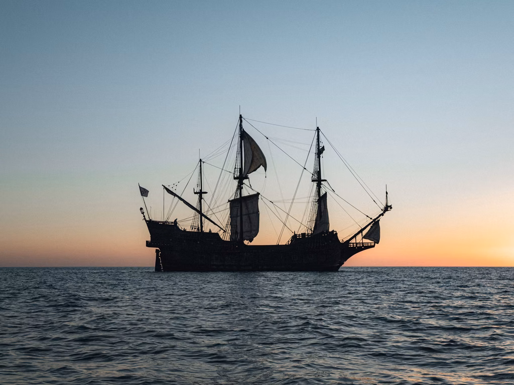 Galeone dei pirati all'orizzonte